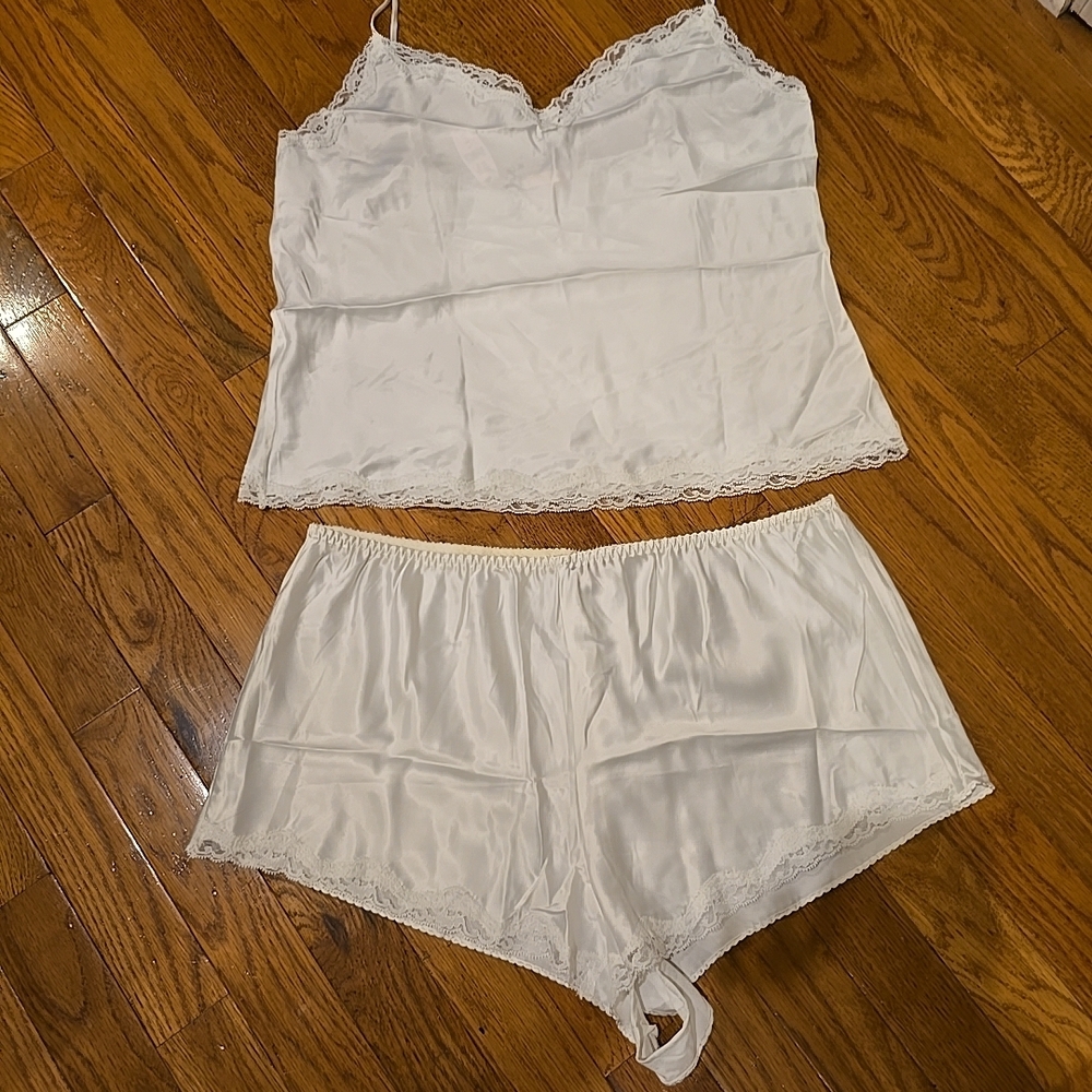Vintage Victoria Secret Chic White Lace Sleepwear Set